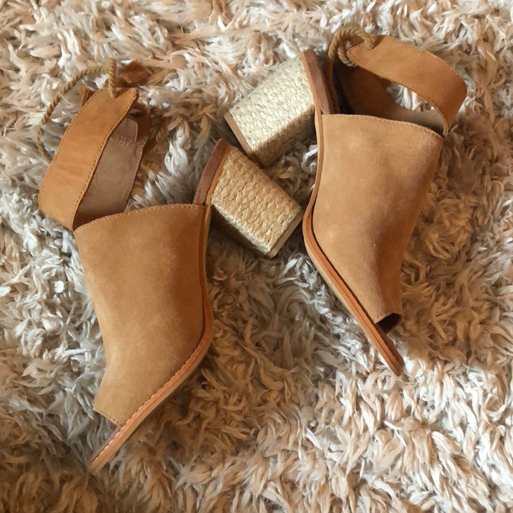 TOMS Elba bootie heel! Two toned tan size 7.5!